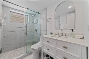 Deluxe studio, uitzicht op zee | Badkamer