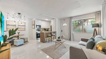 Apartamento luxo, vista para o mar | Sala de estar