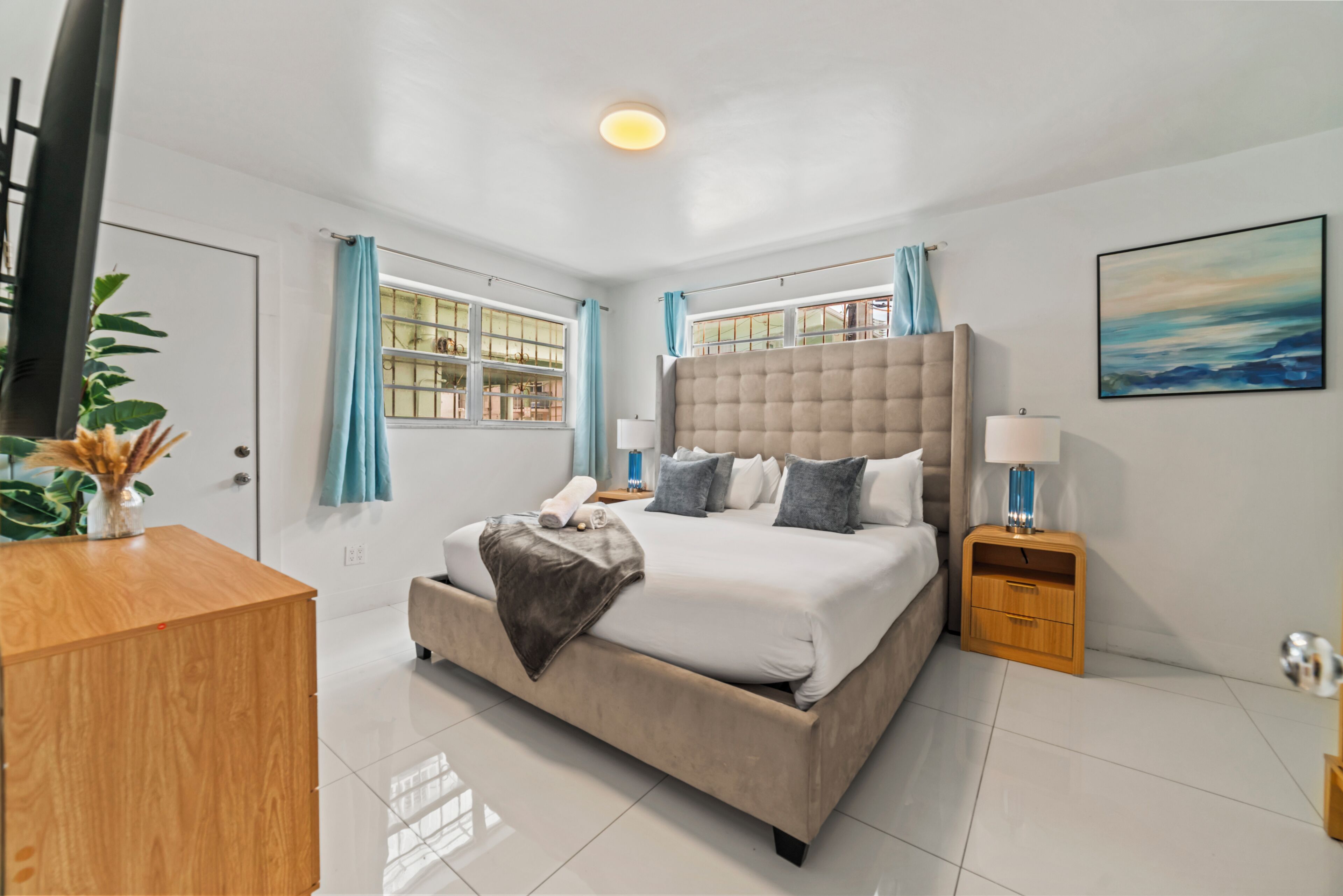 Deluxe appartement, uitzicht op zee | Een strijkplank/strijkijzer, gratis wifi, beddengoed