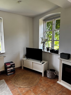 Smart TV, stereo - A Vacation Under a Thatched Roof—Near Lake Ratzeburg (Thandorf)