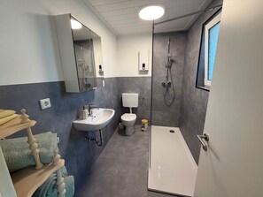 Dusche, Haartrockner, Handtücher, Seife