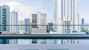 A rooftop pool with a cityscape view, modern buildings, and a clear sky. - w Elegant 2BR w Balcony AC in San Francisco (Panama City)