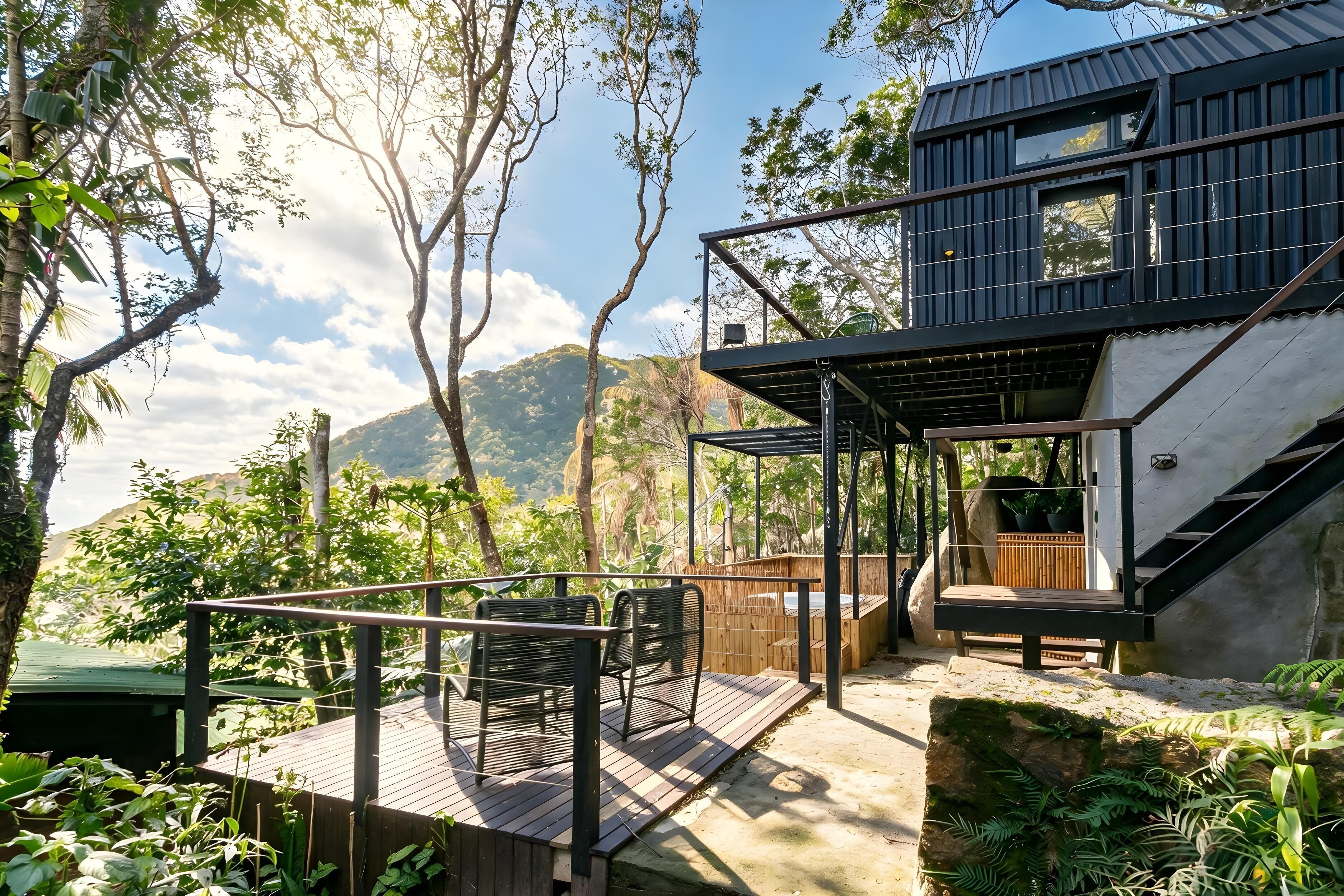 Una terraza moderna al aire libre con vista a un paisaje montañoso.