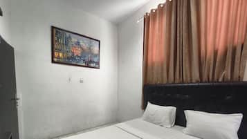 Deluxe Double Room | Desk, WiFi (free), bed sheets