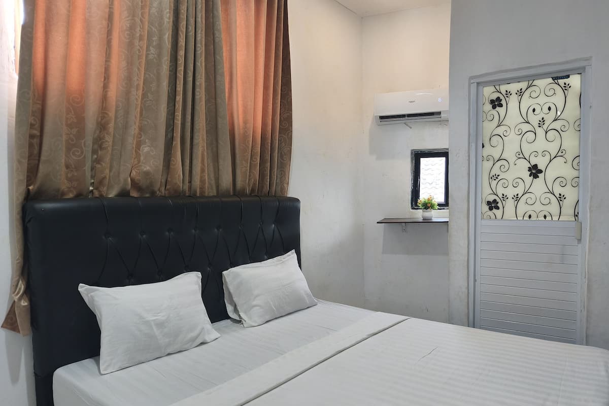 Deluxe Double Room | Desk, free WiFi, bed sheets