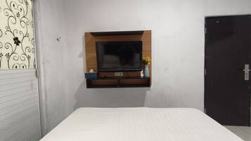 Deluxe Double Room | Desk, WiFi (free), bed sheets