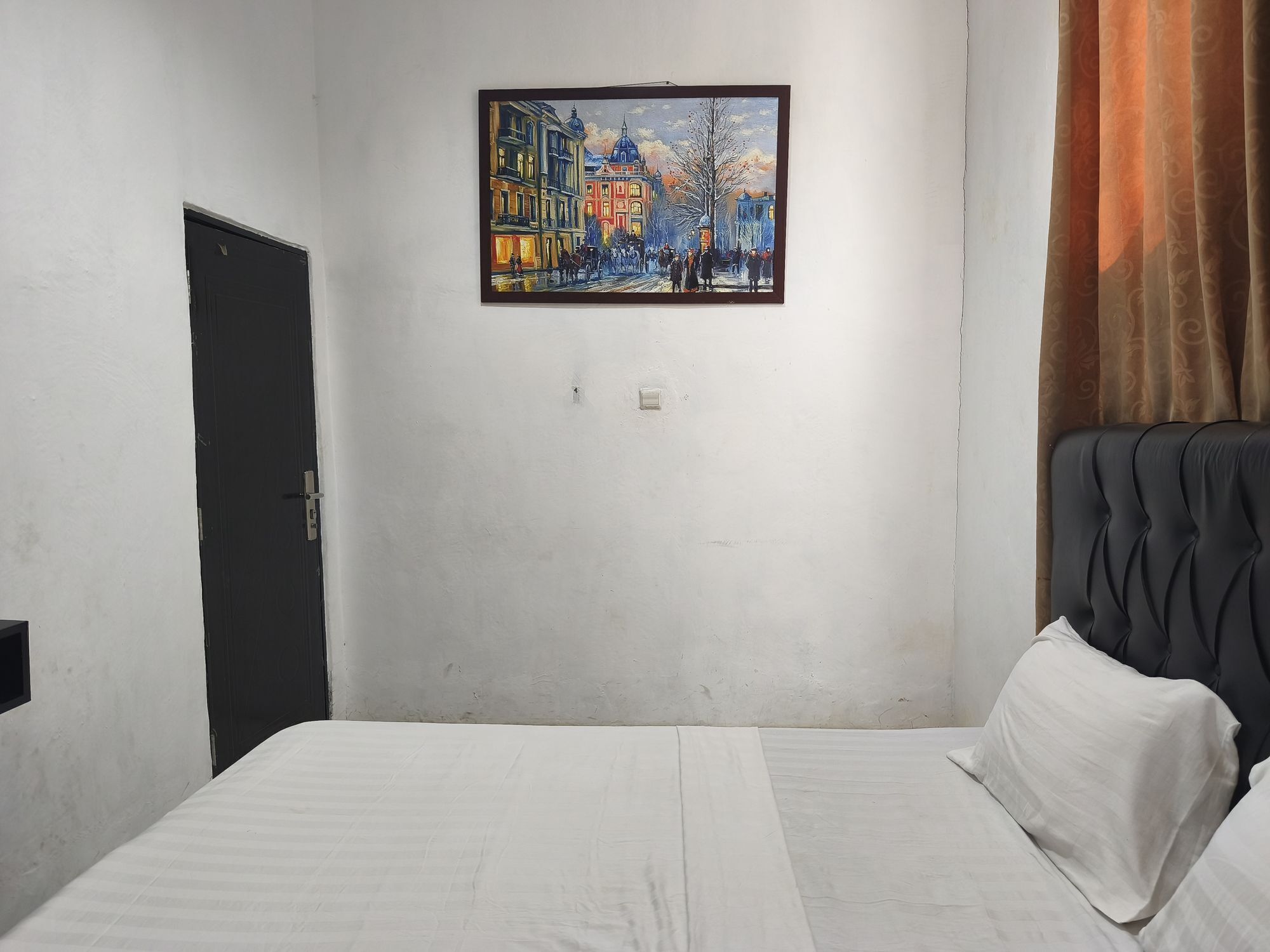Escritorio, wifi gratis y ropa de cama 