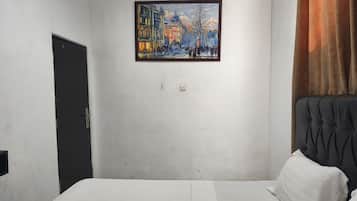 Escritorio, wifi gratis y ropa de cama
