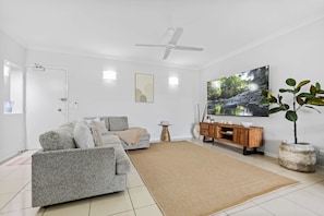 House - Resort Apartment - 9 Pools Gym Access (Cairns)