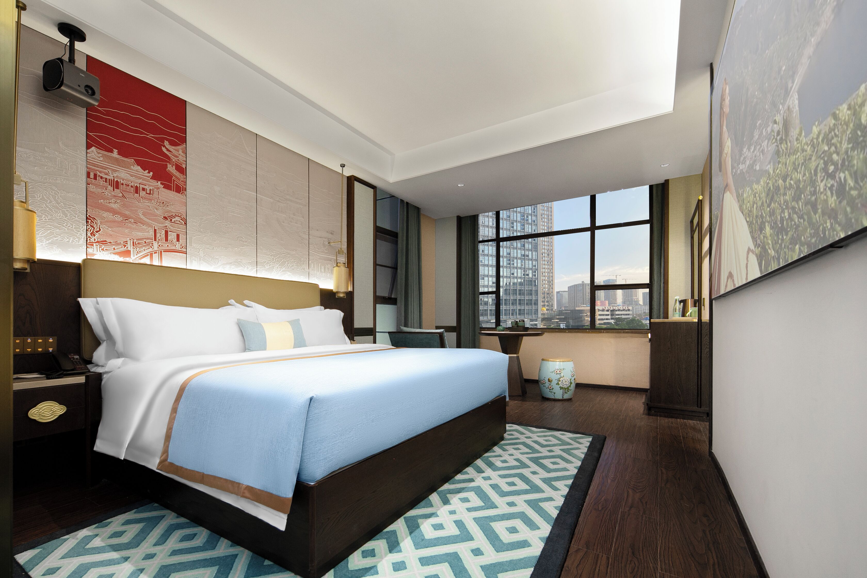 Habitación de hotel moderna con una cama grande, un escritorio y vistas a la ciudad.