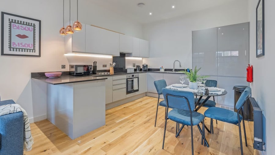 Stylish 2BR Apt Near City Centre - 2 Ensuites Wifi