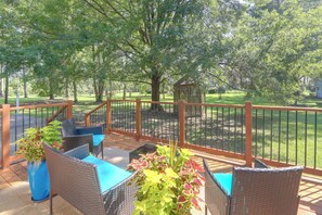 Eine Terrasse im Freien mit Korbmöbeln und Topfpflanzen.