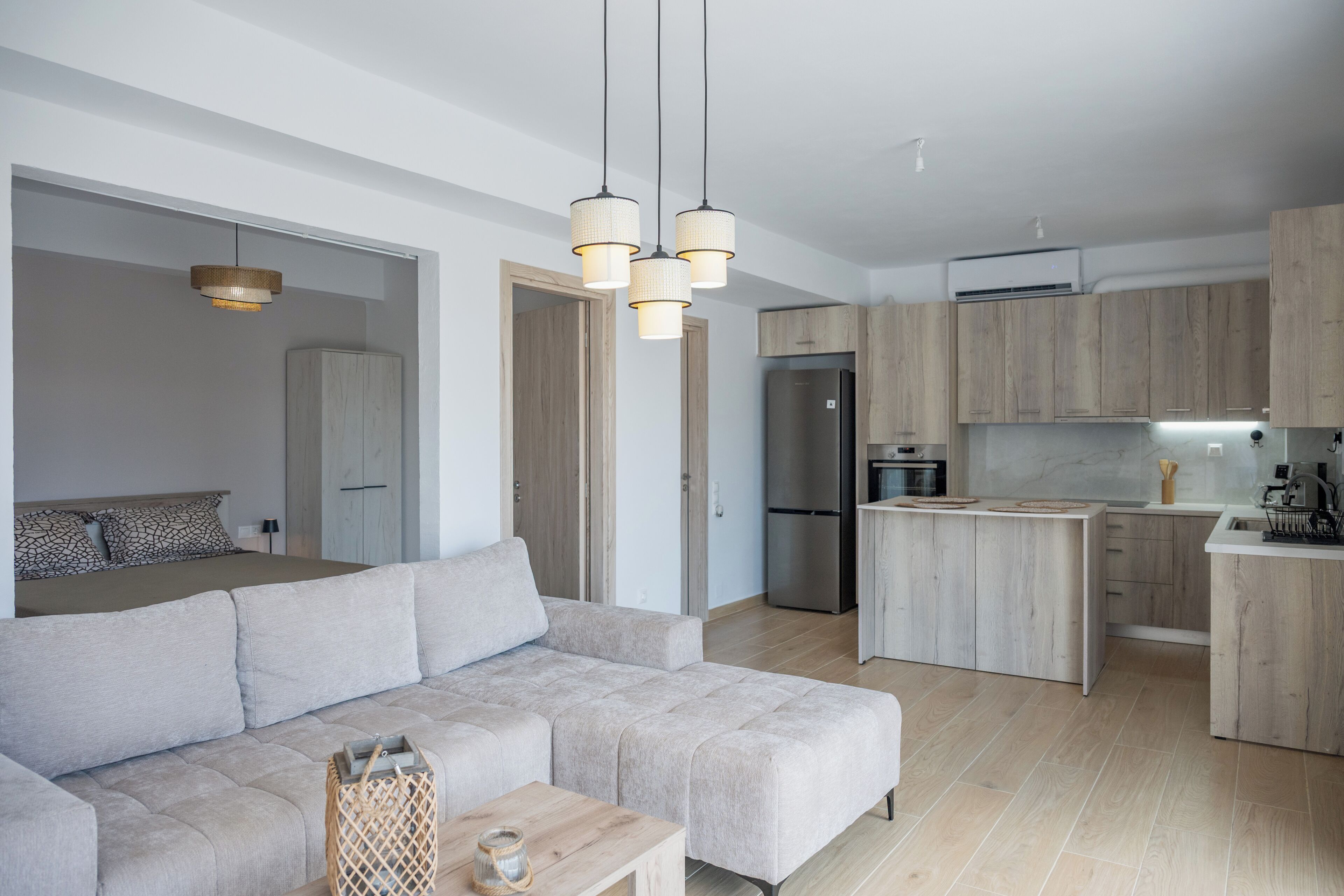 Um apartamento moderno com sala de estar, cozinha compacta e espaço para refeições.