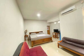 Deluxe Double Room - OYO 95374 Omah Ngentak Family Guest (Yogyakarta)