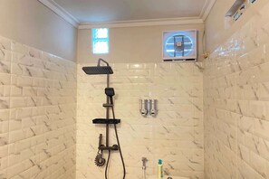 Deluxe Double Room | Bathroom - OYO 95374 Omah Ngentak Family Guest (Yogyakarta)
