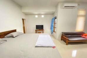 Deluxe Double Room - OYO 95374 Omah Ngentak Family Guest (Yogyakarta)