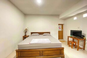 Deluxe Double Room - OYO 95374 Omah Ngentak Family Guest (Yogyakarta)