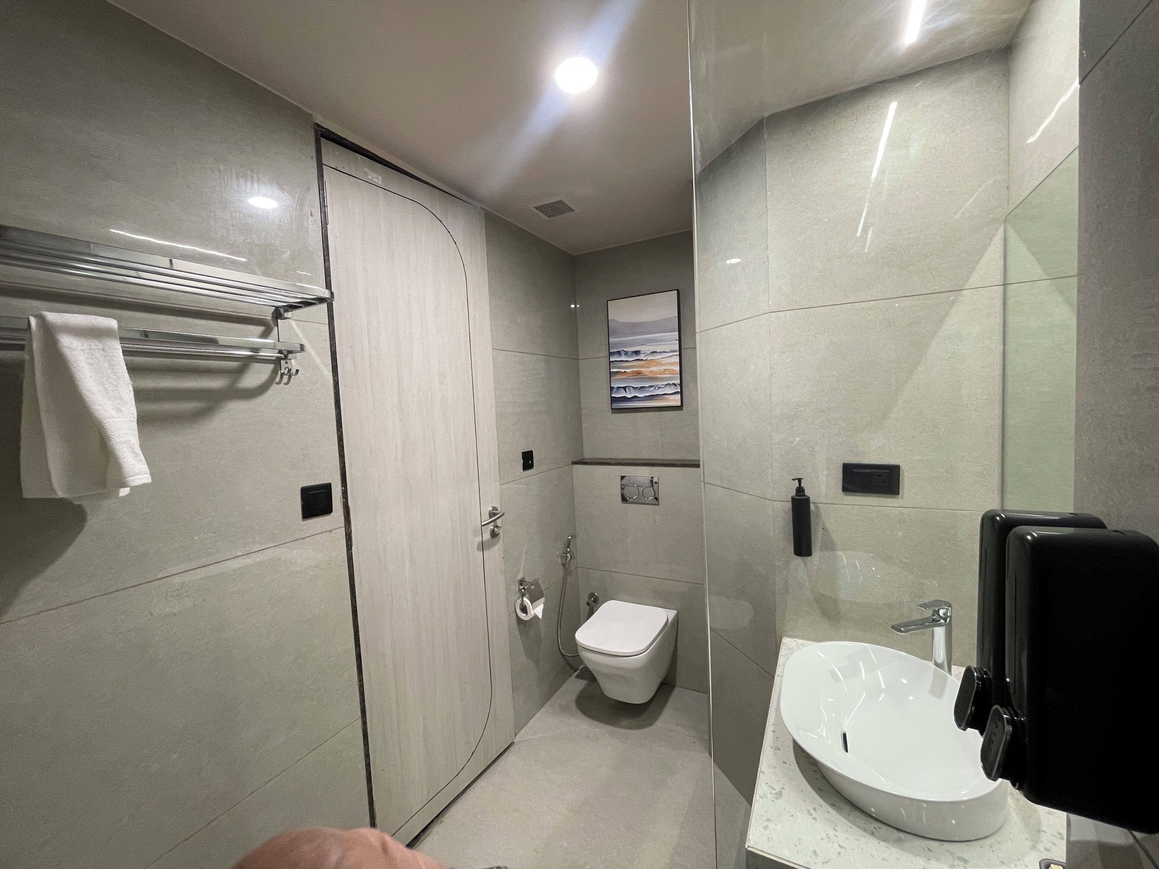 Deluxe-Doppelzimmer, Stadtblick | Badezimmer | Hausschuhe
