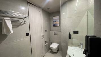 Deluxe-Doppelzimmer, Stadtblick | Badezimmer | Hausschuhe