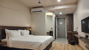Deluxe-Doppelzimmer, Stadtblick | Zimmersafe, schallisolierte Zimmer, Bügeleisen/Bügelbrett