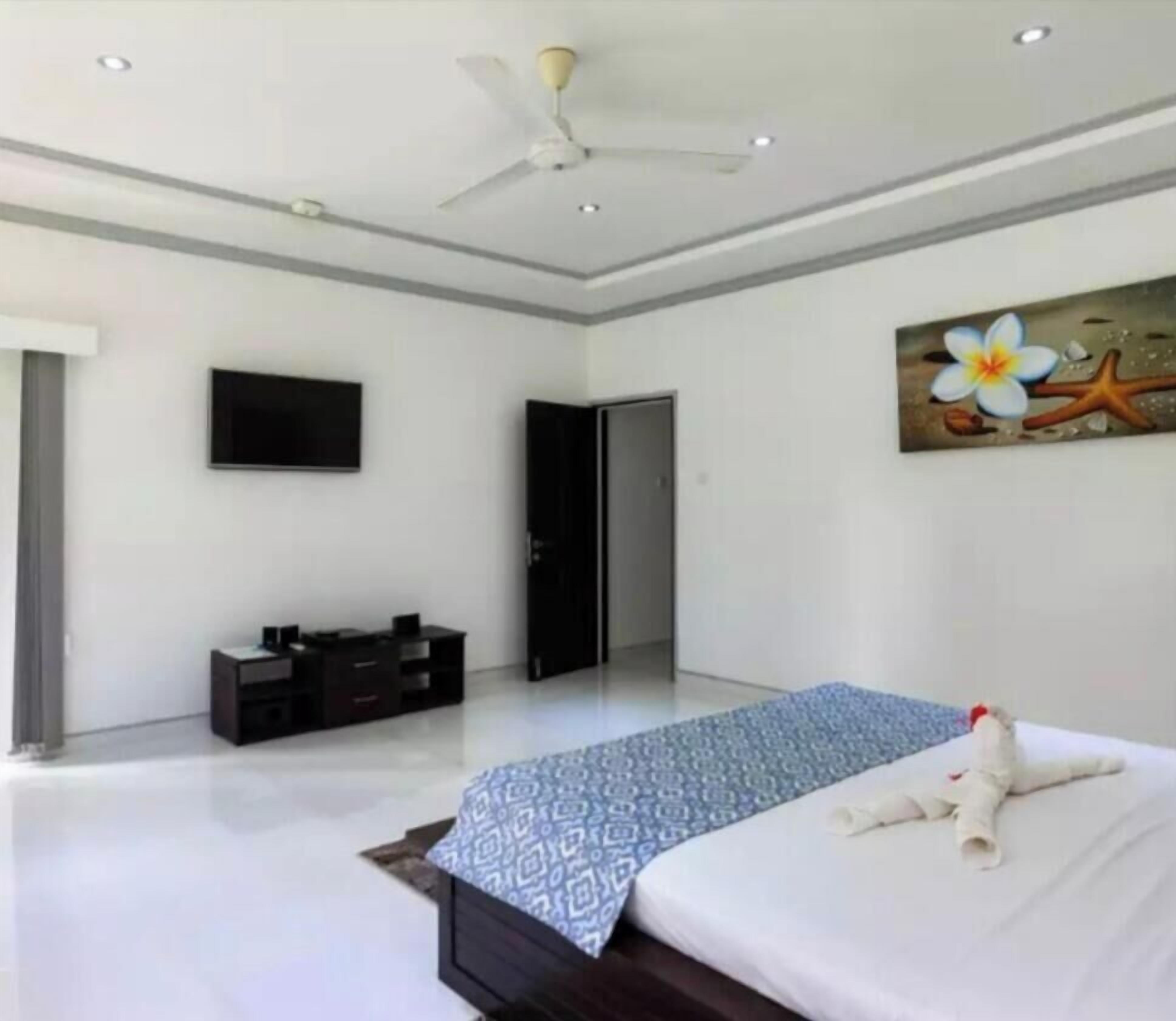 3 bedrooms, iron/ironing board, WiFi, bed sheets