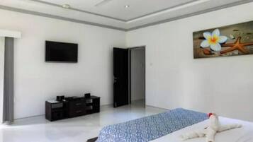 3 bedrooms, iron/ironing board, WiFi, bed sheets
