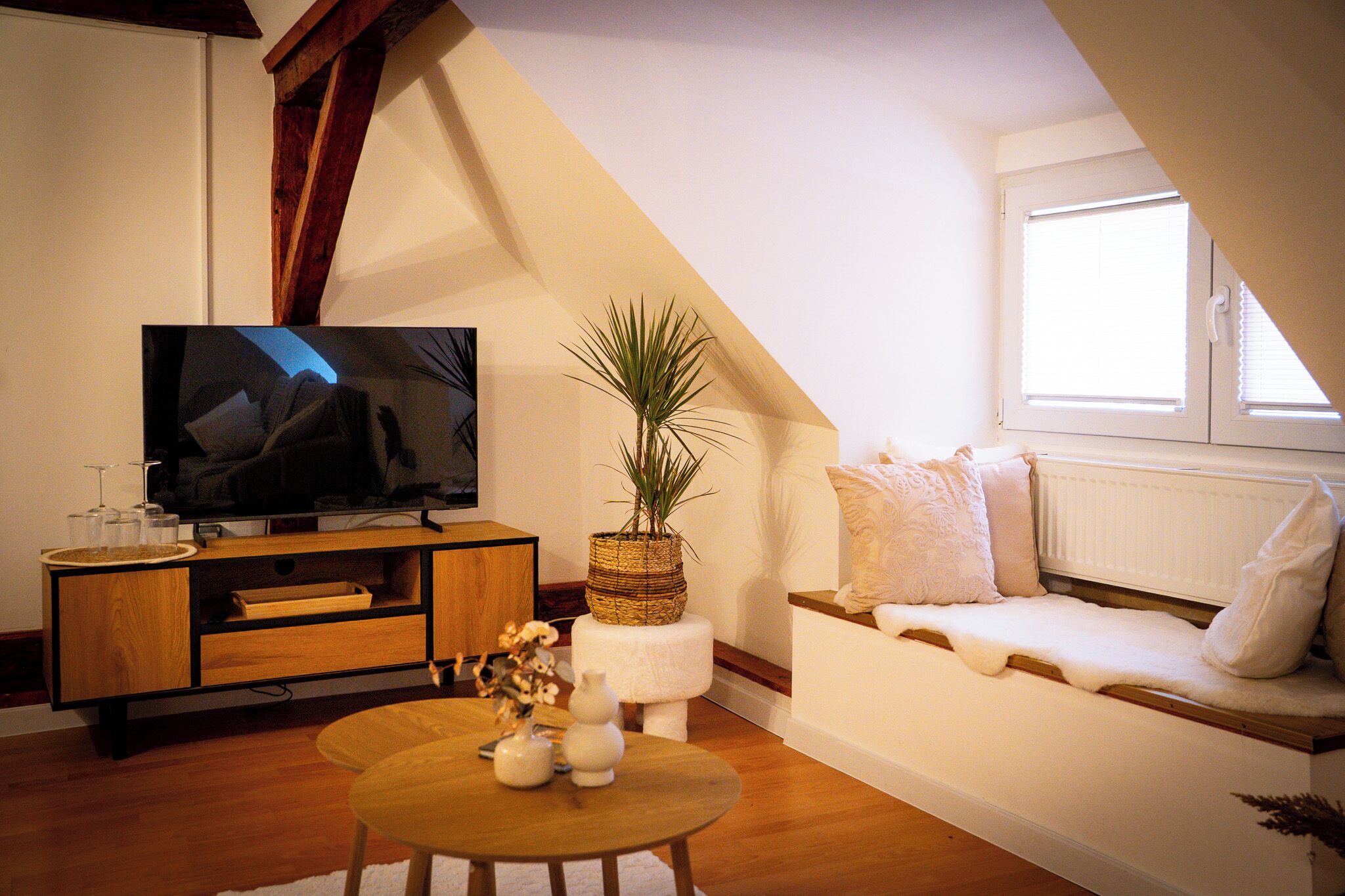 Deluxe Room, Mountain View | Living area