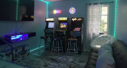 Marvelous 3-bedroom/Gameroom House in Peaceful, Private Cantonw/plenty amenities