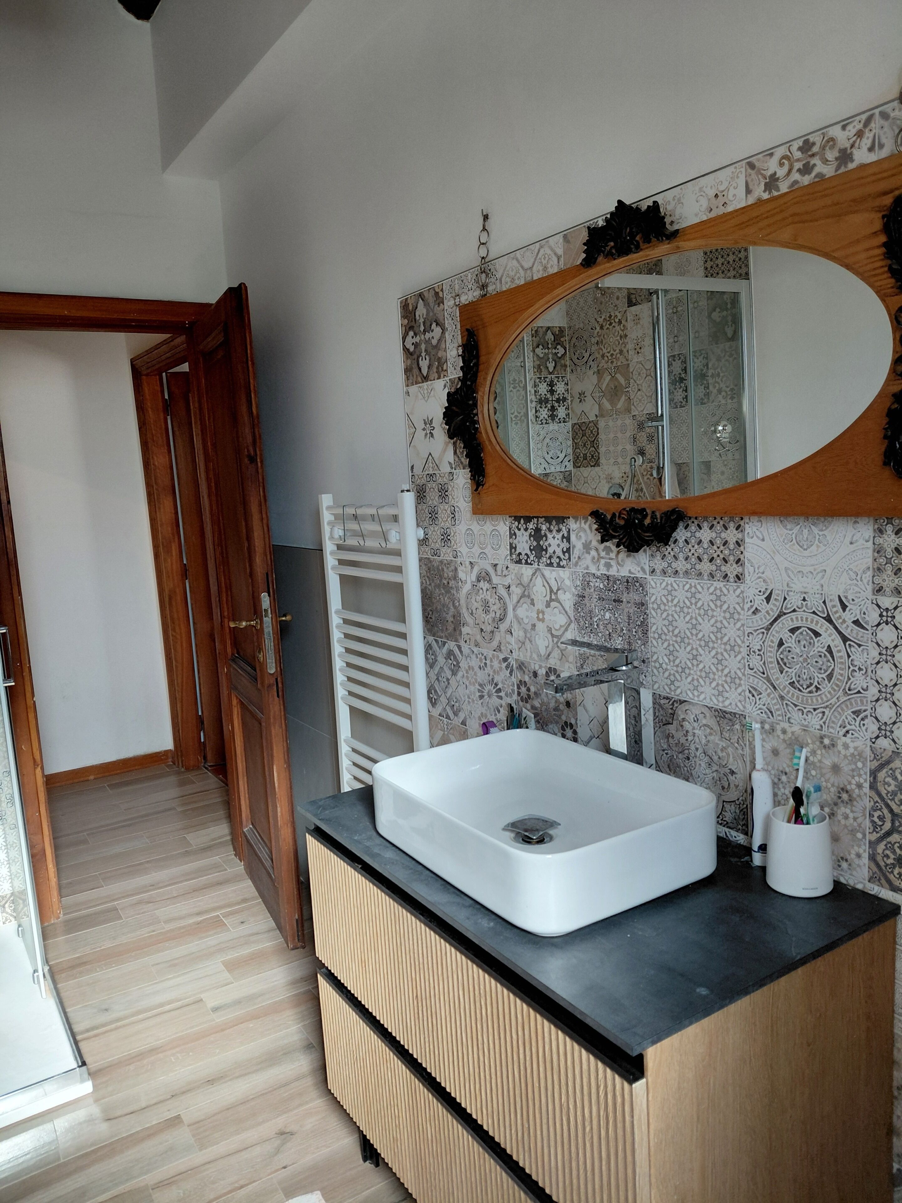 Douche, sèche-cheveux, bidet, serviettes fournies