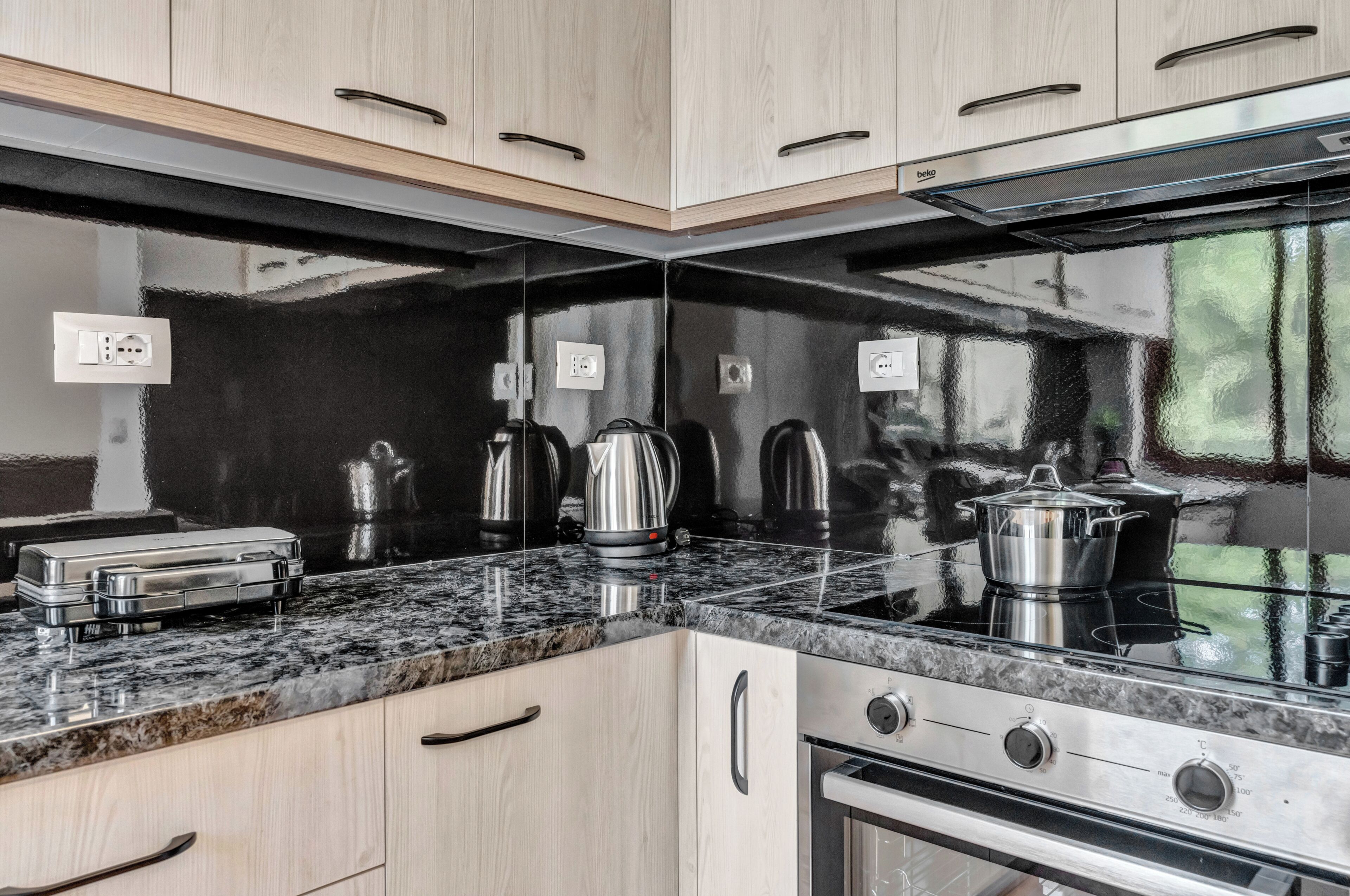 Fridge, oven, stovetop, electric kettle