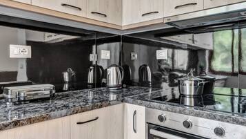 Fridge, oven, stovetop, electric kettle