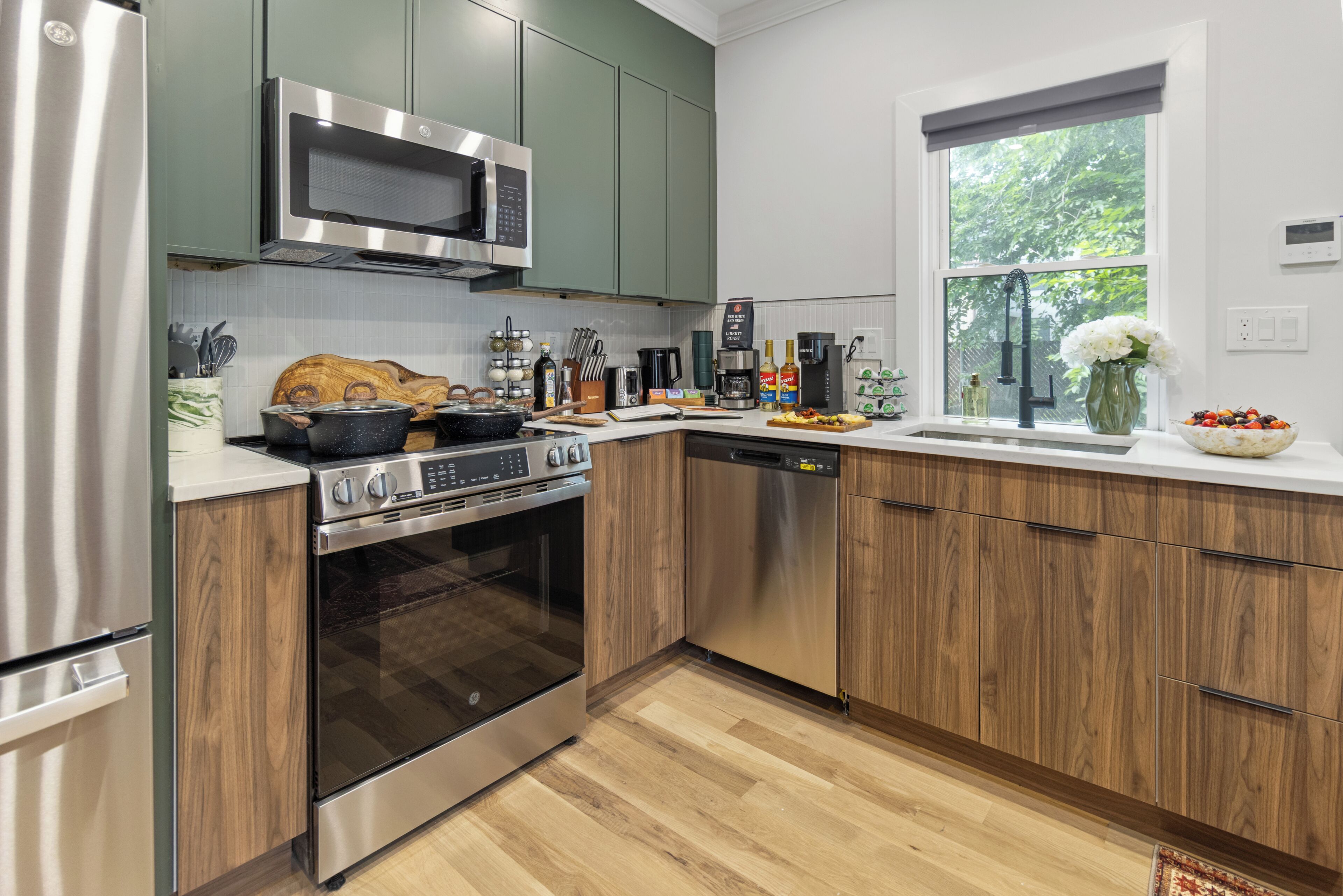 Coffee/tea maker, fridge, microwave, oven