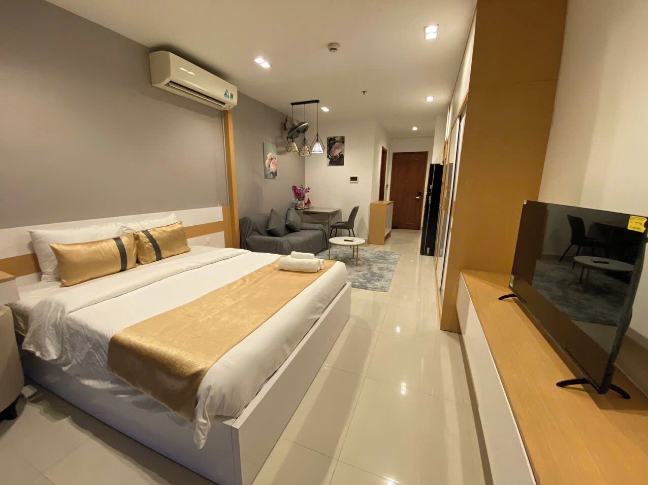 Studio Suite, City View
