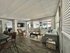 Vila, 2 quartos | Área de estar | Smart TV