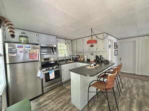 Vila, 2 quartos | Cozinha privada | Cafeteira/chaleira, geladeira, fogão, torradeira