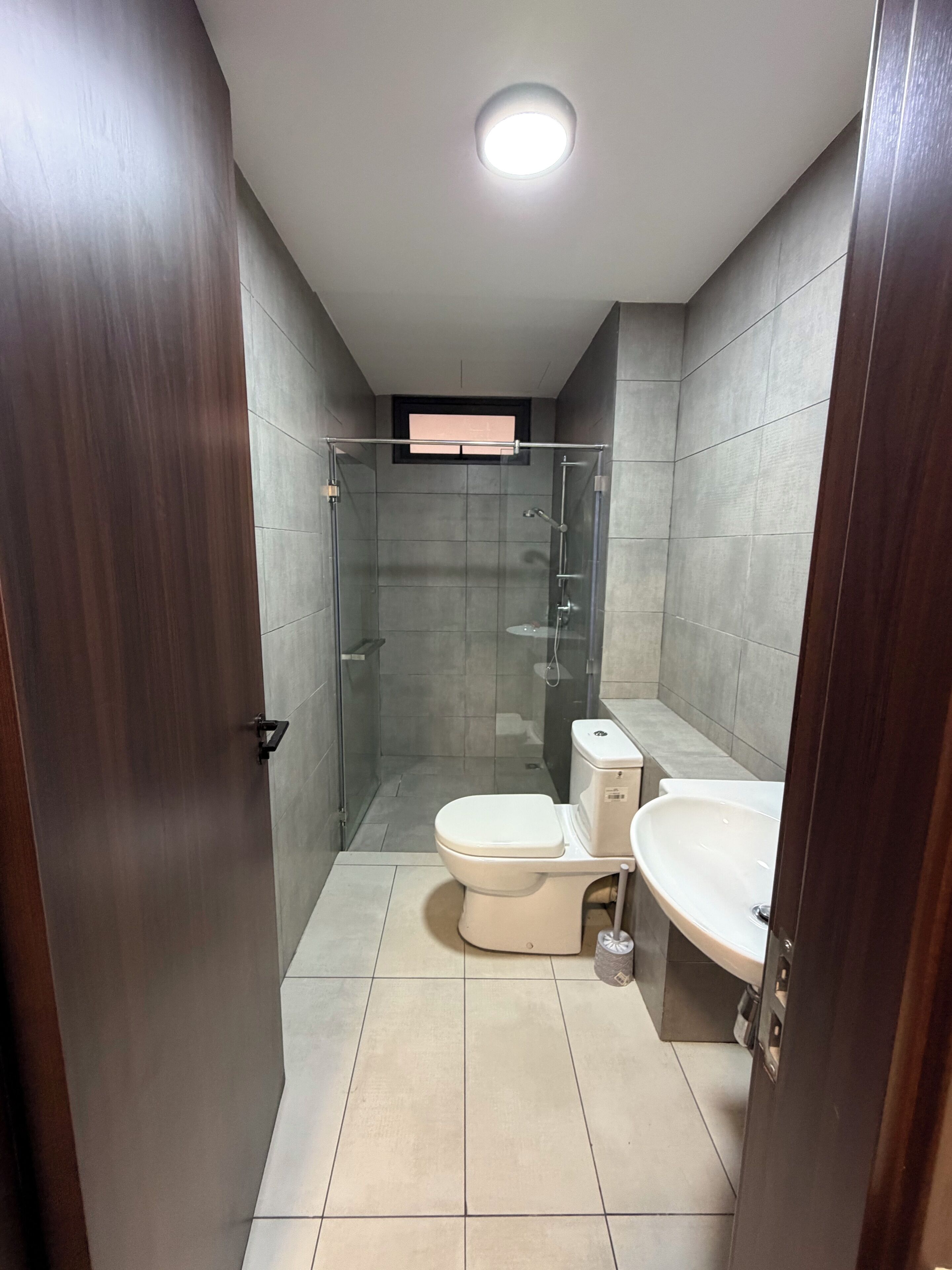 Ein Badezimmer mit Toilette, Waschbecken und Duschkabine.