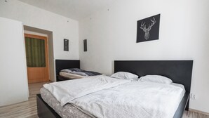 Ein Schlafzimmer mit einem Bett, einem Kleiderschrank, einer Tür und einem Wandbild.