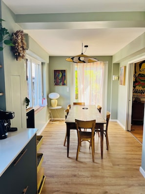 Dining - Bright 3-bed garden house, 12 min walk to Bayonne (Bayonne)