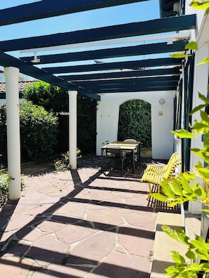 Outdoor dining - Bright 3-bed garden house, 12 min walk to Bayonne (Bayonne)