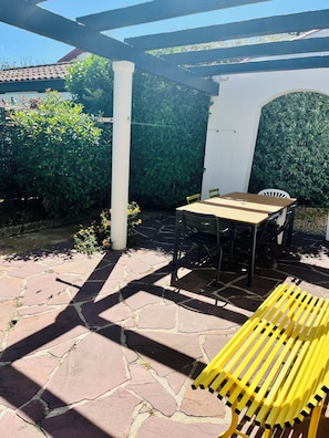 Outdoor dining - Vrbo Property (Bayonne)