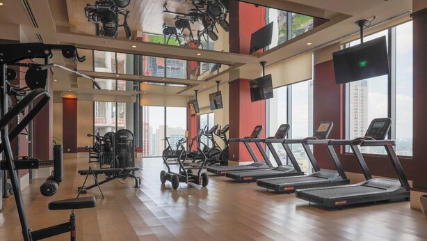 A gym with treadmills, weight machines, and exercise bikes. - Modern 1BR with Pool Near Brickell & Downtown Miami (Miami)