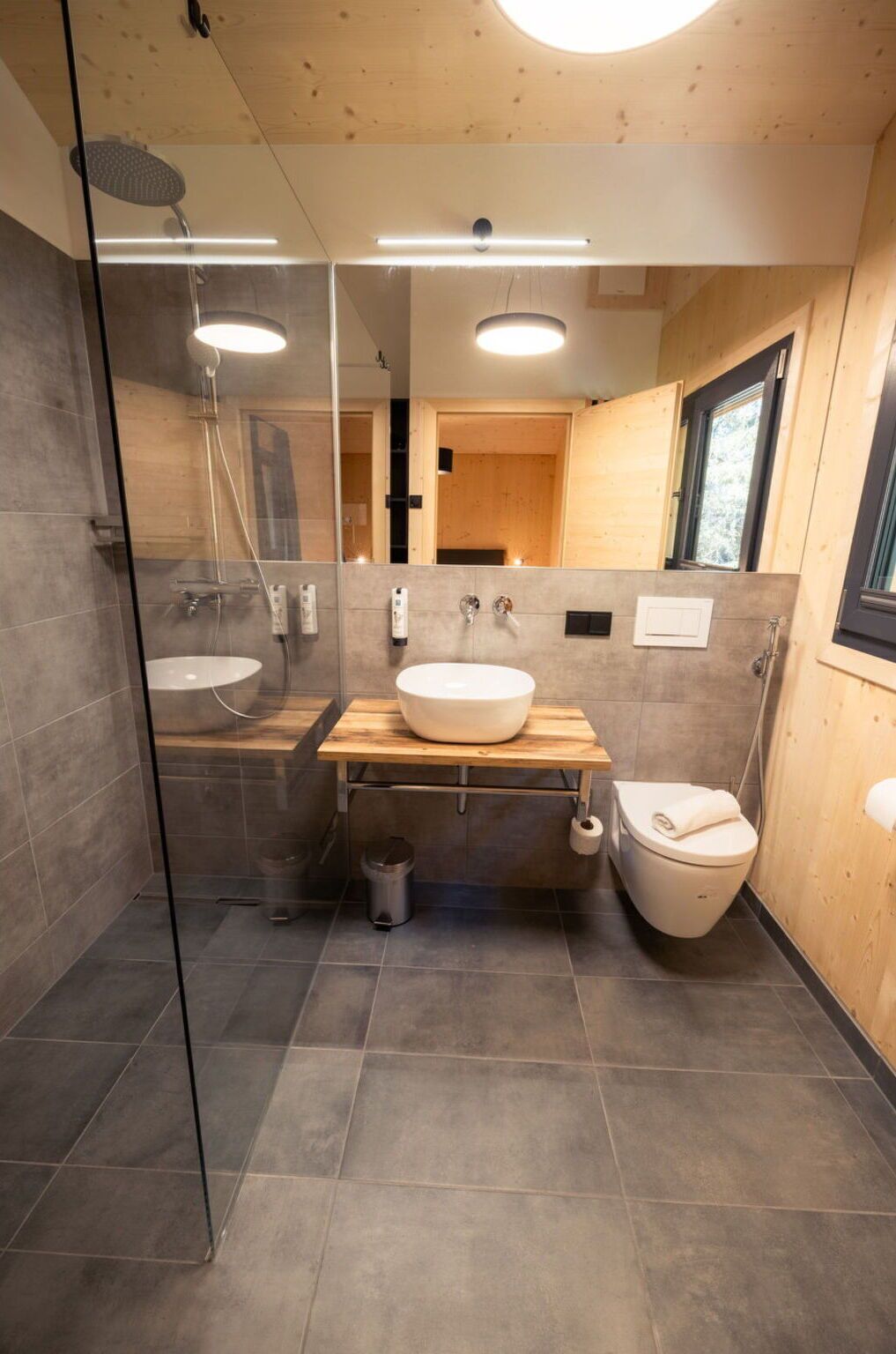 Flooring, Armatur, Fussboden, Holz, Badezimmer, Interior Design, Sinken, Bad Sink, Installation, Toilette