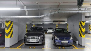 Eine Parkgarage mit Autos, die in nummerierten Stellplätzen geparkt sind.