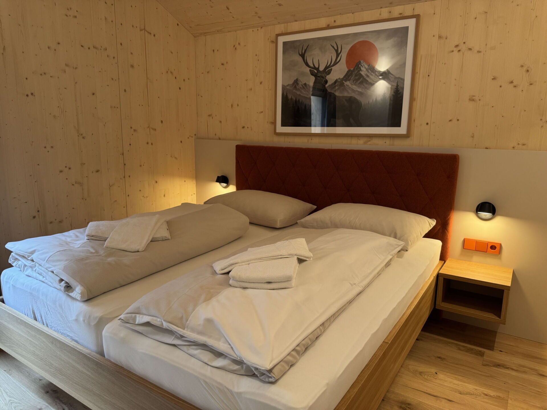 Cuna de viaje, wifi gratis y ropa de cama 