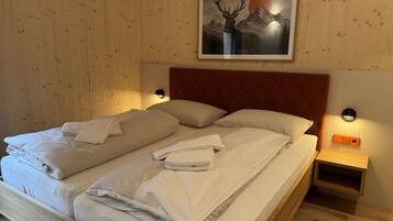 Cuna de viaje, wifi gratis y ropa de cama