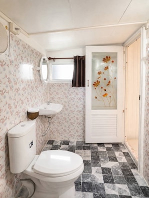 Habitación clásica, patio, vista a la colina | Baño | Regadera, amenidades de baño gratuitas, secadora de cabello, toallas