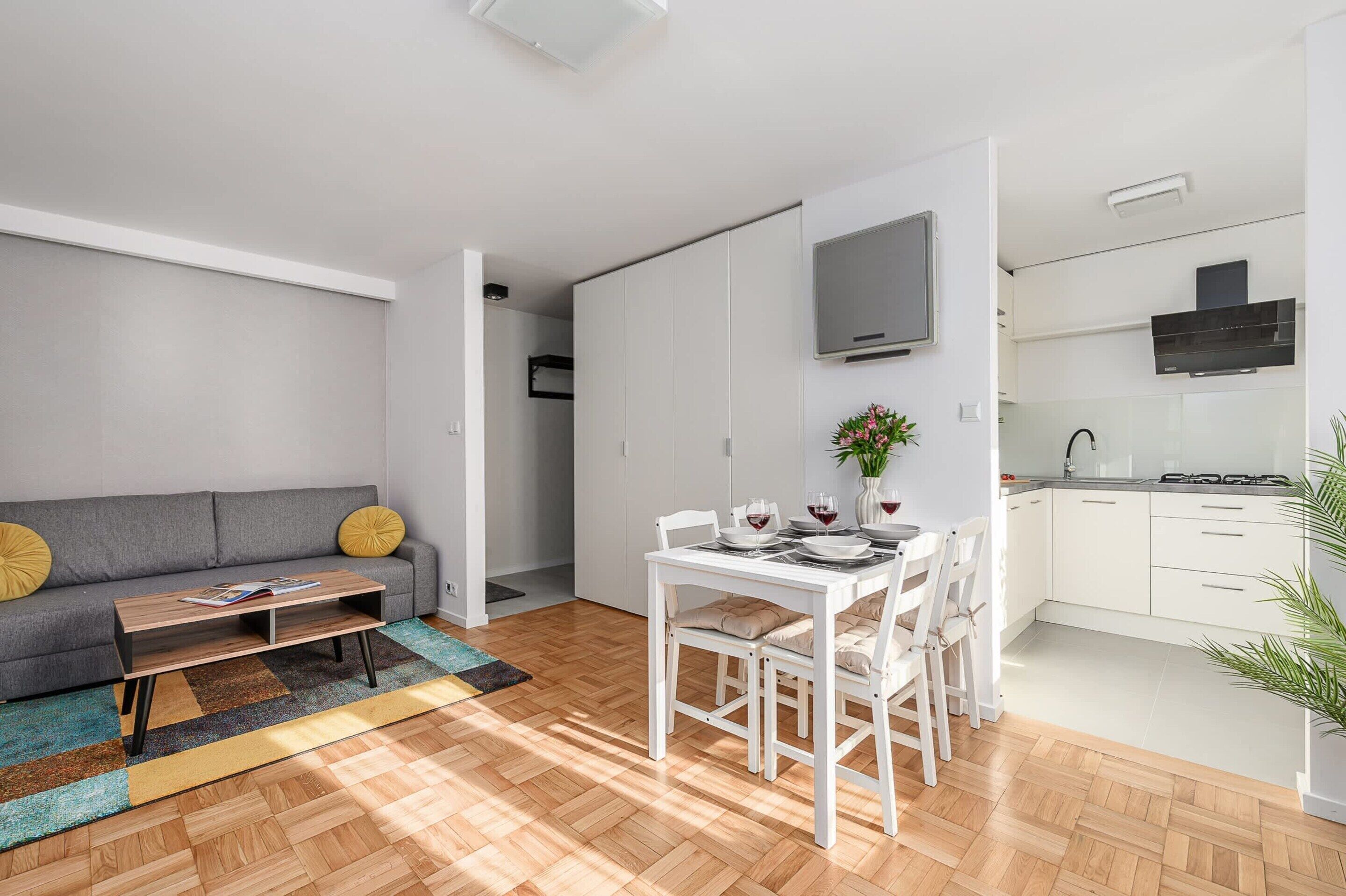 Un appartement moderne comprenant un espace de vie, un coin repas et une kitchenette.