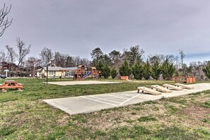 Un parc doté d’une aire de jeux, de tables de pique-nique et d’un bâtiment équipé de panneaux solaires.