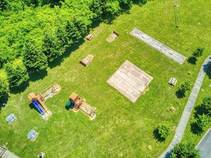 An aerial view of a park with a basketball court, playground, and picnic areas. - Gorgeous 3-bedroom condo with AC in welcoming Pigeon Forge! (Pigeon Forge)