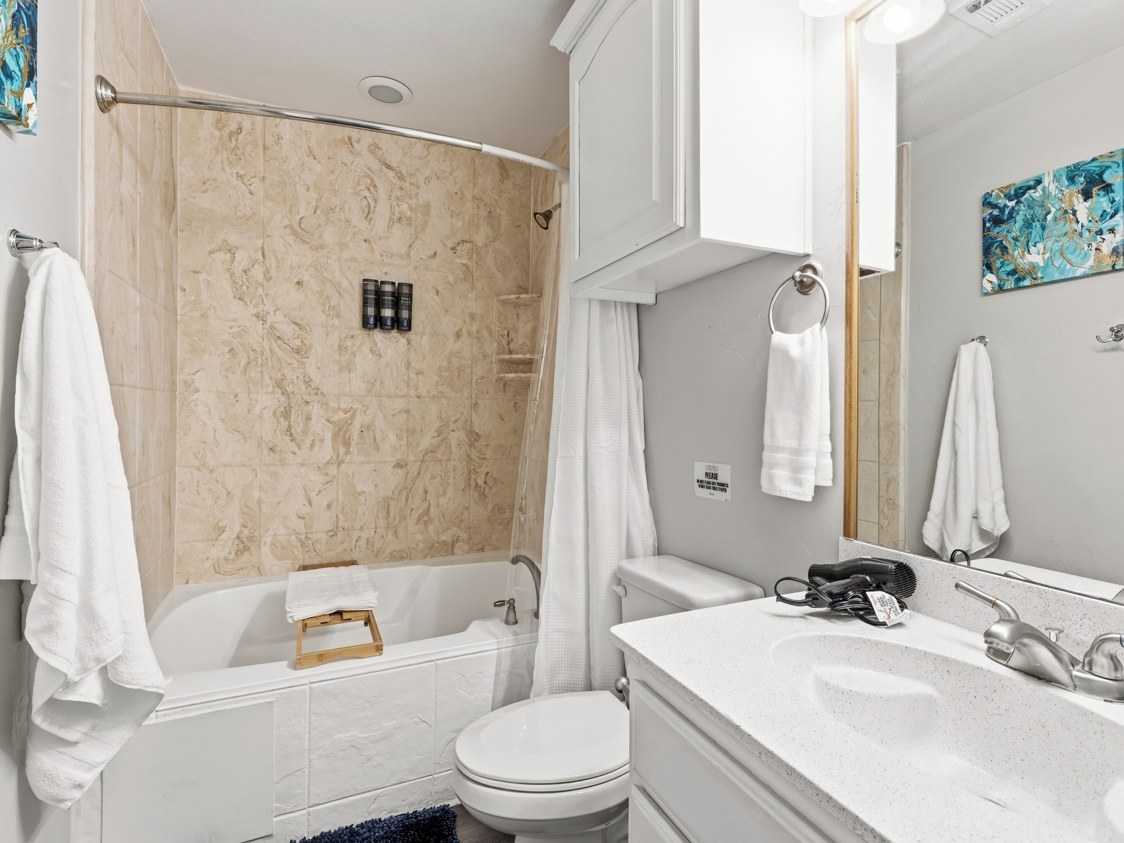 Ein Badezimmer mit Badewanne, Toilette und Waschbecken.